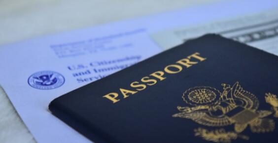 美国签证一般需要多久才能办下来：至少一个月